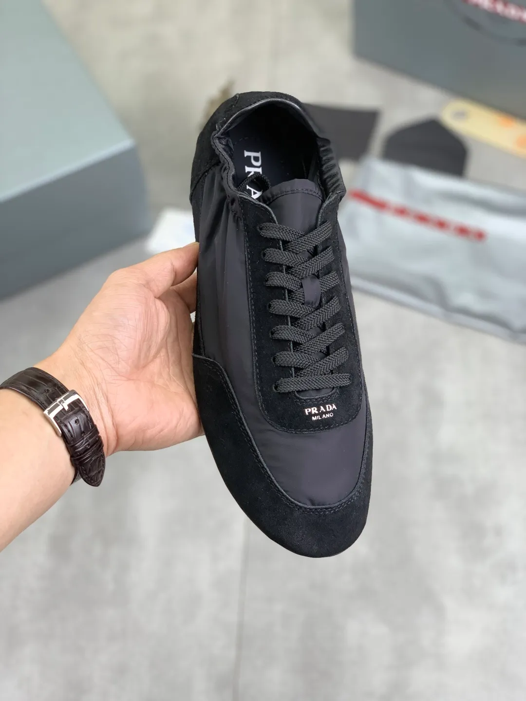 Men's shoes 💰P500💰【New style】hot style is on the official website, 🆘 Trendy brand (Prada) mainly promotes hot style, avant-garde and versatile fashion men's shoes private version mold opening, cowhide surface splicing 1:1 replica... fashionable and simple, original imported cowhide lining cowhide feet; the atmosphere and personality are more fashionable, eye-catching and pursuing class. It will subvert the old idea and be a must-have for fashion trendsetters with you! Must keep it for yourself! Tall and comfortable, large and low, high-end quality workmanship. Size: 38-44; 6️⃣colors available.
